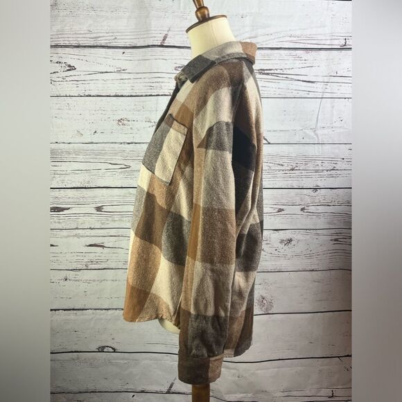 Women’s Plaid Button Down Top - Picture 4 of 6